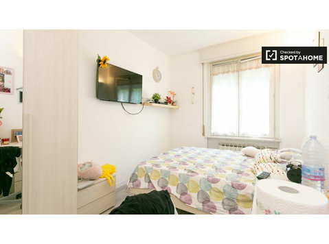 Geräumiges Zimmer zur Miete in einer 10-Zimmer-Wohnung in… - Zu Vermieten