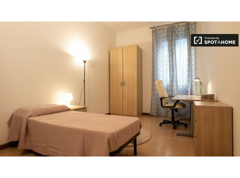 Spacious room for rent in Vigentina, Milan - 	
Uthyres