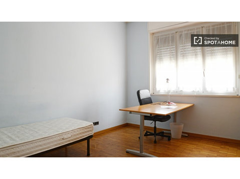 Spacious room for rent in apartment in Lodi, Milan - Disewakan