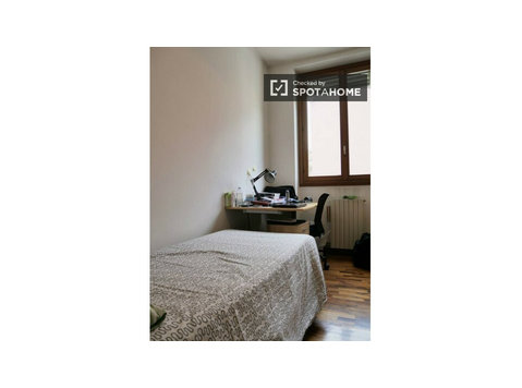 Geräumiges Zimmer zur Miete in einer Wohnung in Navigli,… - Zu Vermieten