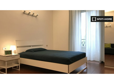 Spacious room for rent in apartment in Navigli, Milan - Под Кирија
