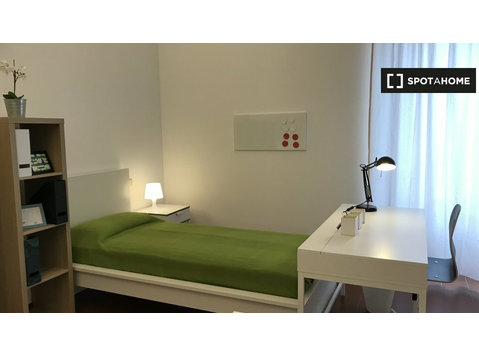 Espaçoso quarto para alugar em apartamento em Navigli, Milão - Aluguel