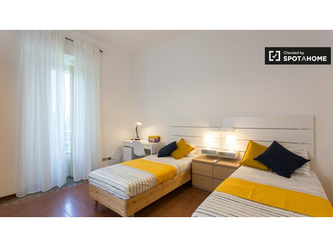 Spacious room for rent in apartment in Navigli, Milan - השכרה