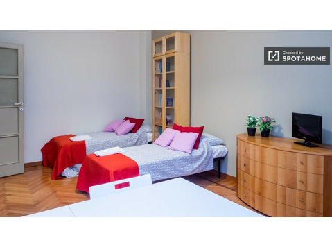 Spacious room in 2-bedroom apartment in Fiera Milano, Milan - เพื่อให้เช่า