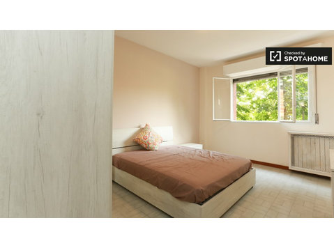 Milan, Gallaratese'deki 2 yatak odalı dairede geniş oda - Kiralık