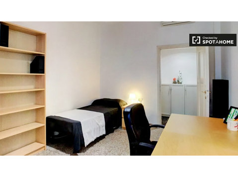 Spacious room in 2-bedroom apartment in Navigli, Milan - الإيجار