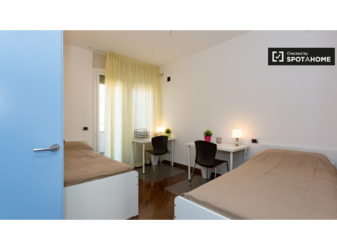 Geräumiges Zimmer mit 3 Schlafzimmern in Bicocca, Mailand - Zu Vermieten