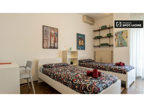 Przestronny pokój w apartamencie z 4 sypialniami w Bicocca… - Do wynajęcia