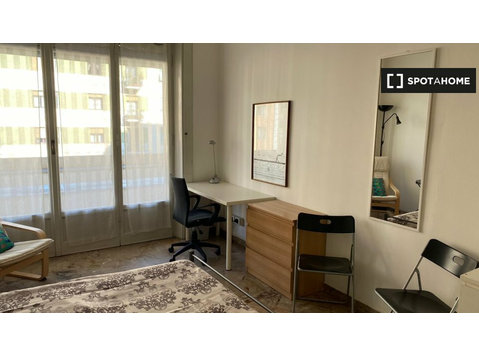 Geräumiges Zimmer in einem 5-Zimmer-Apartment in Buenos… - Zu Vermieten