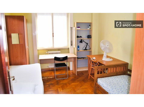 Spacious room in apartment in Città Studi, Milan - For Rent
