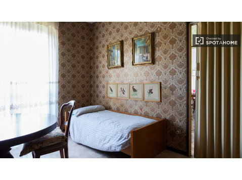 Chambre spacieuse dans un appartement à Lodi, Milan - À louer