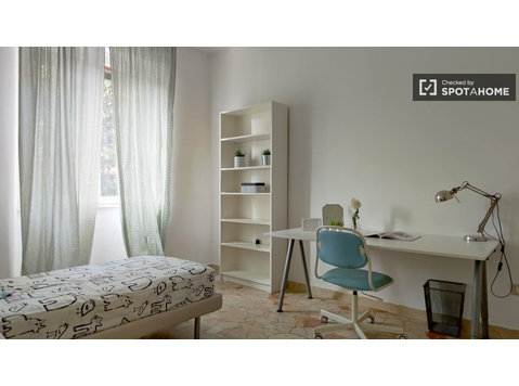 Spaziosa camera in appartamento a Lodi, Milano - In Affitto