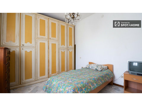 Chambre spacieuse dans un appartement à Lodi, Milan - À louer