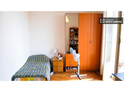 Spacious room in apartment in Stazione Centrale, Milan - برای اجاره