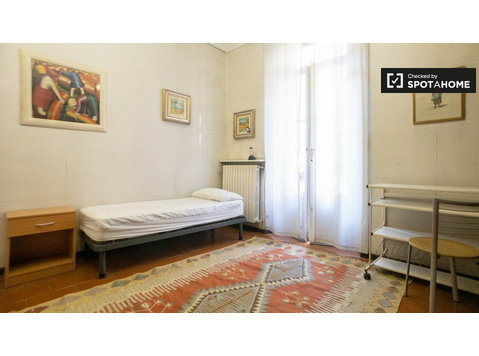 Quarto espaçoso em apartamento na Úmbria, Milão - Aluguel
