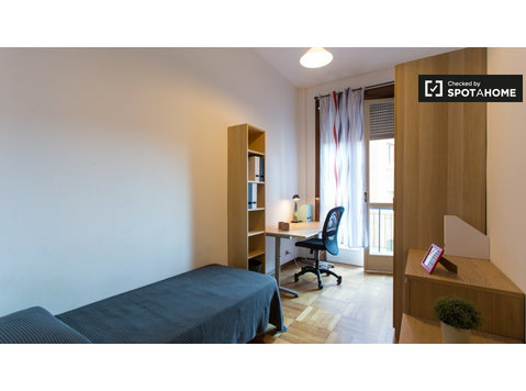 Chambre spacieuse dans un appartement à Vigentina, Milan - À louer