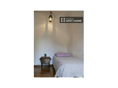 Habitación soleada en alquiler en apartamento en Navigli,… - Alquiler