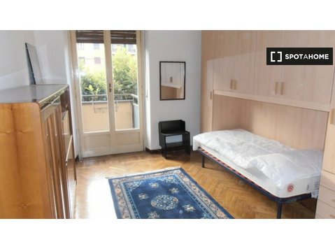 Lodi, Milano'da 2 yatak odalı dairede güneşli oda - Kiralık