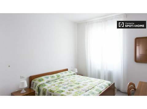 Sunny room in 3-bedroom apartment in Quarto Oggiaro, Milan - کرائے کے لیۓ