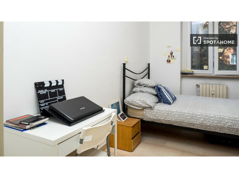 Habitación soleada en apartamento en Stazione Centrale,… - Alquiler