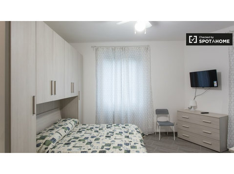 Tidy room in 3-bedroom apartment in Quarto Oggiaro, Milan - Annan üürile