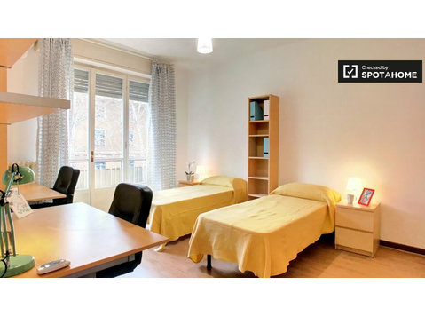 Twin single room in 2-bedroom apartment, Navigli, Milan - Te Huur