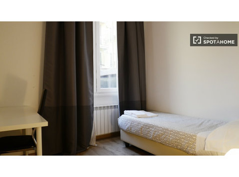 Milano Şehir Merkezinde 5 yatak odalı dairede harika oda - Kiralık