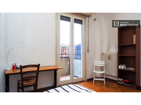 quarto luminoso em apartamento de 3 quartos em Lodi, Milão - Aluguel