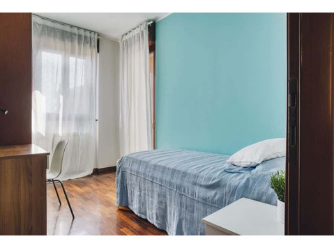 Accogliente stanza singola con terrazza e finestra a Milano - Appartementen