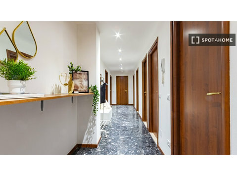 Apartamento com 4 quartos para alugar em Primaticcio, Milão - Apartamentos