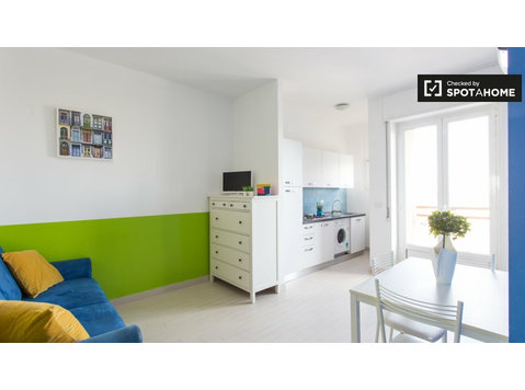 Bright studio apartment for rent in Vigentino, Milan - Appartementen