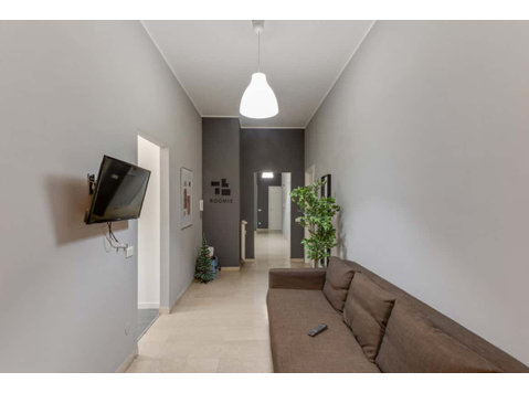 Camera Singola in via Via Curtatone - Апартаменти