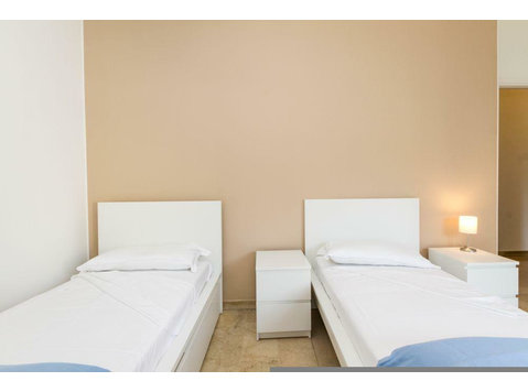 Camera doppia spaziosa e luminosa in Via Maniago - Appartementen