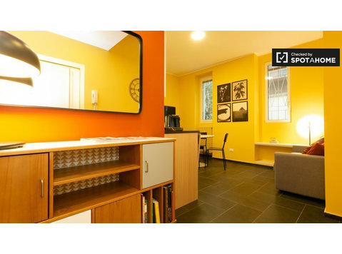 Appartement coloré de 2 chambres à louer à Bande Nere, Milan - Appartements