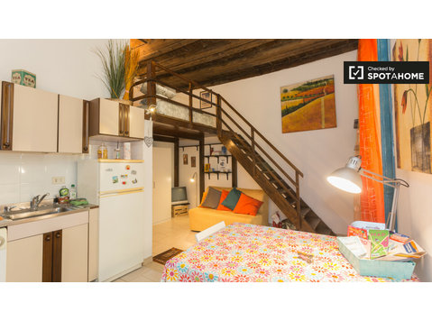 Colorful studio apartment for rent in Milan - Appartementen