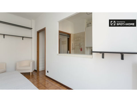 Umbria, Milano'da kiralık balkona sahip rahat stüdyo daire - Apartman Daireleri