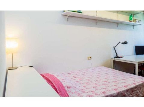 Double Bed in Spacious female only rooms in a 5 bed 2 bath… - Wohnungen