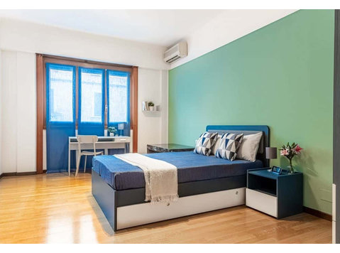 Grande ed accogliente stanza singola con finestra a Milano - Apartemen