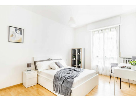Meravigliosa camera singola con porta finestra in Via Degli… - Wohnungen