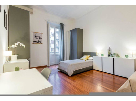 Meravigliosa e luminosa grande camera doppia a Milano… - Apartamente