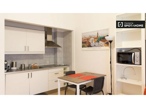 Moderno apartamento de estúdio para alugar em Porta Romana,… - Apartamentos