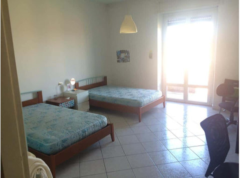 Posto letto in affitto in viale Toscana, 9 - Appartements