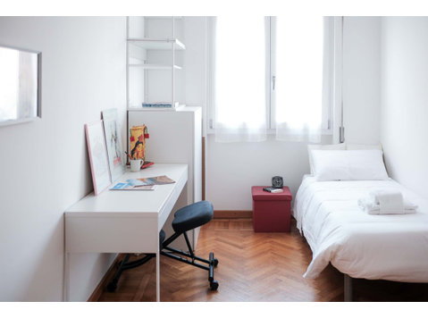 Room N°2 in a cozy three-room apartment in the heart of… - Leiligheter