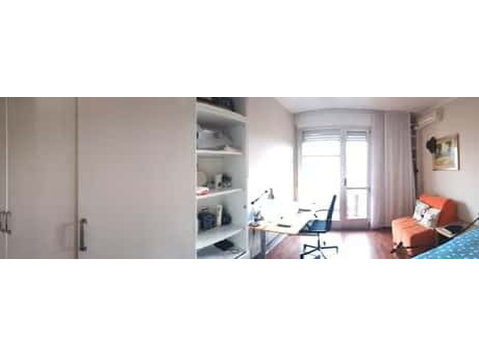 Room in Viale Renato Serra, Milano with 2 bedrooms - Apartamentos