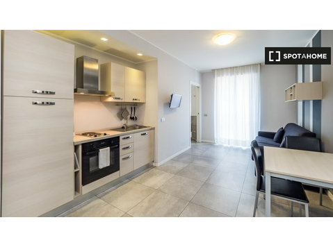 Sleek, bright studio apartment for rent in Dergano, Milan - דירות