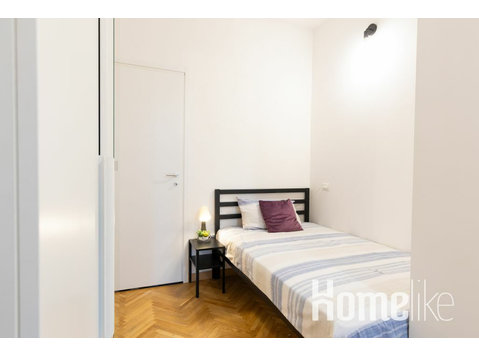 Ruime kamer met gemakkelijke toegang tot het openbaar… - Appartementen