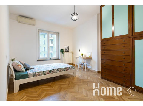 Spacious room with easy access to public transport - Leiligheter