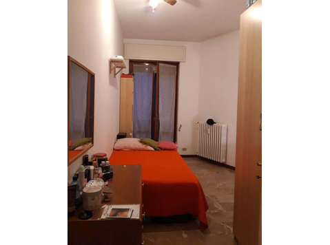 Stanza in Via Perugino, Milano, Italia - Apartments