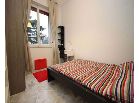 Stanza in Via Salvatore Barzilai - Apartments