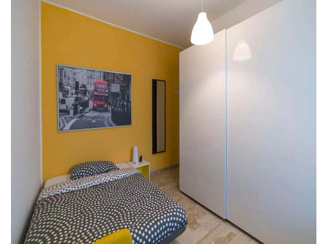 Stanza in Via Valvassori Peroni - Apartments